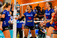 Das erste Mal Grund zum Jubeln. Simone Lee, Ilka van de Vyver und Juliet Lohuis feiern den 3:0-Auftaktsieg. Foto: Moritz Bosold